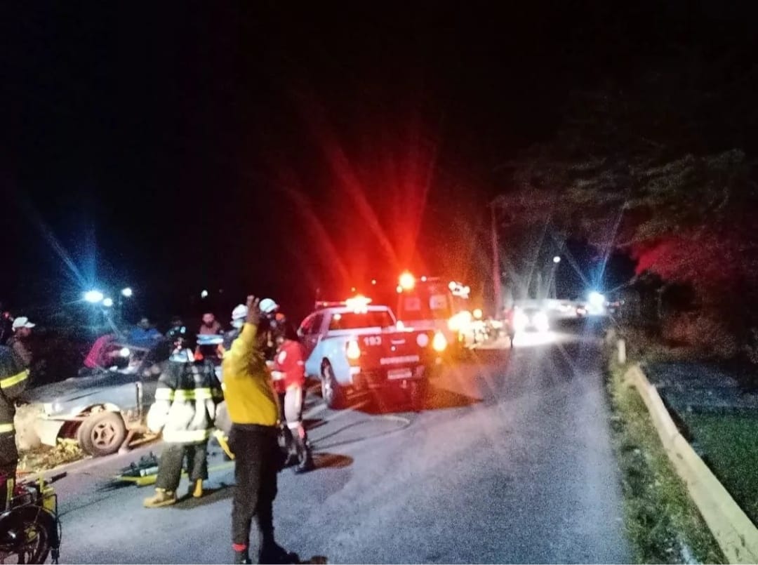 Fiat Uno Bate Em Estrutura De Concreto E Deixa Jovens Feridos Na Pista