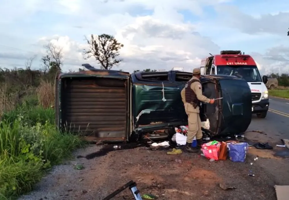 Mãe e filho morrem e uma fica pessoa ferida após caminhonete capotar na