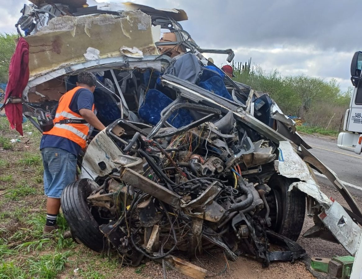 Trag Dia Batida Entre Caminh O E Nibus De Turismo Deixa Pessoas