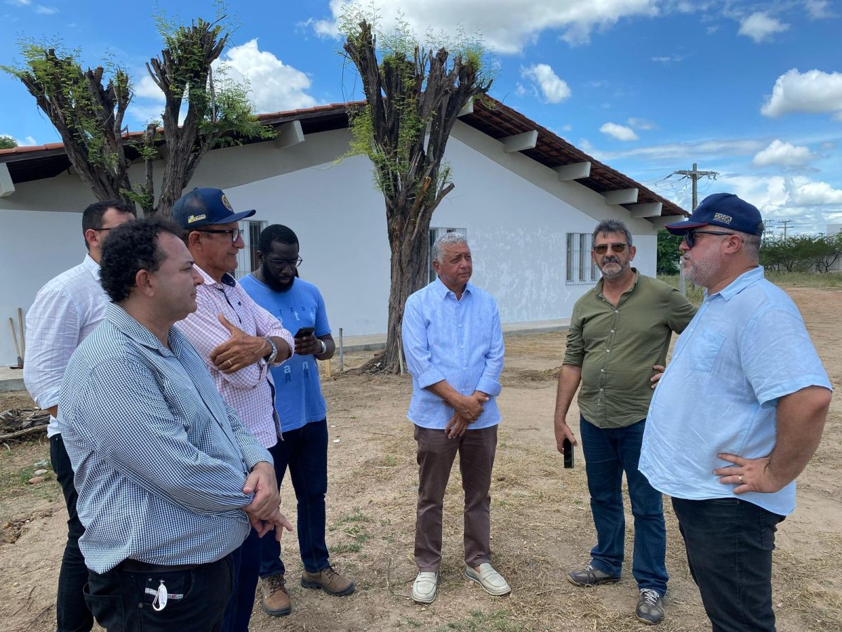 Vereador Valmir Rocha acompanha visita técnica da SUDESB a respeito de