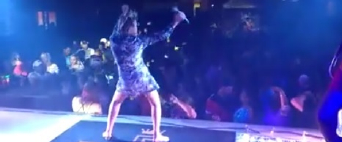 Pauloafonsina “Raquel dos Teclados” rebola muito em show (Vídeo)