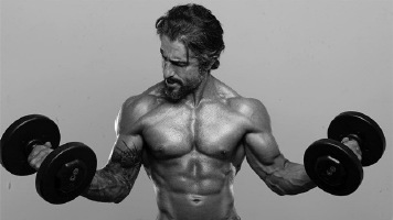 Apresentador Marcos Mion mostra corpo supermusculoso em ensaio