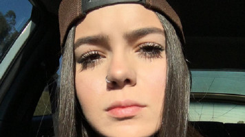 Após cuspir na boca de gato em vídeo, youtuber tem canal excluído