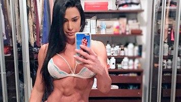 De lingerie, Gracyanne Barbosa exibe corpo musculoso na web