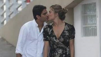 Grazi Massafera e Patrick Bulus são clicados aos beijos em tarde de cinema