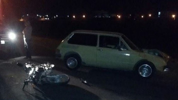 Ladrão “atrapalhado” que estava em fuga bate moto em carro após assaltar casal