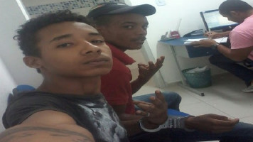 Bandidos acusados de homicídio postam selfie na delegacia de Petrolina