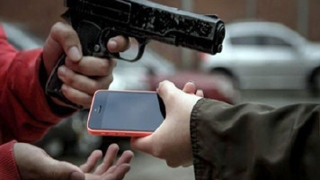 Mãe com filho de 2 anos no colo é assaltada na porta de casa em Paulo Afonso