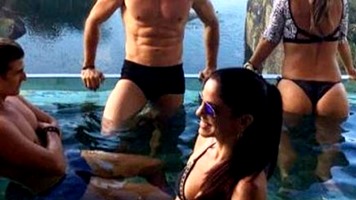 Gianecchini posta foto na piscina e fã pergunta: ‘Olhando para o bumbum da garota?’