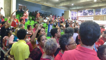 Confusão por comida interrompe processo eleitoral no Congresso do PT na Bahia