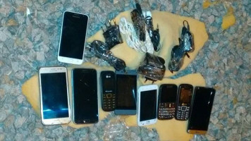 Guarnição da PM apreende nove celulares arremessados para dentro do presídio de Paulo Afonso