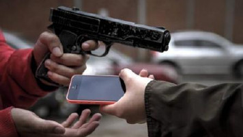 Elementos fazem arrastão e roubam celulares de vítimas em Paulo Afonso