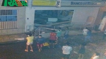 10 bandidos armadas com fuzis e espingarda assaltam Banco do Brasil de Água Branca; veja vídeo