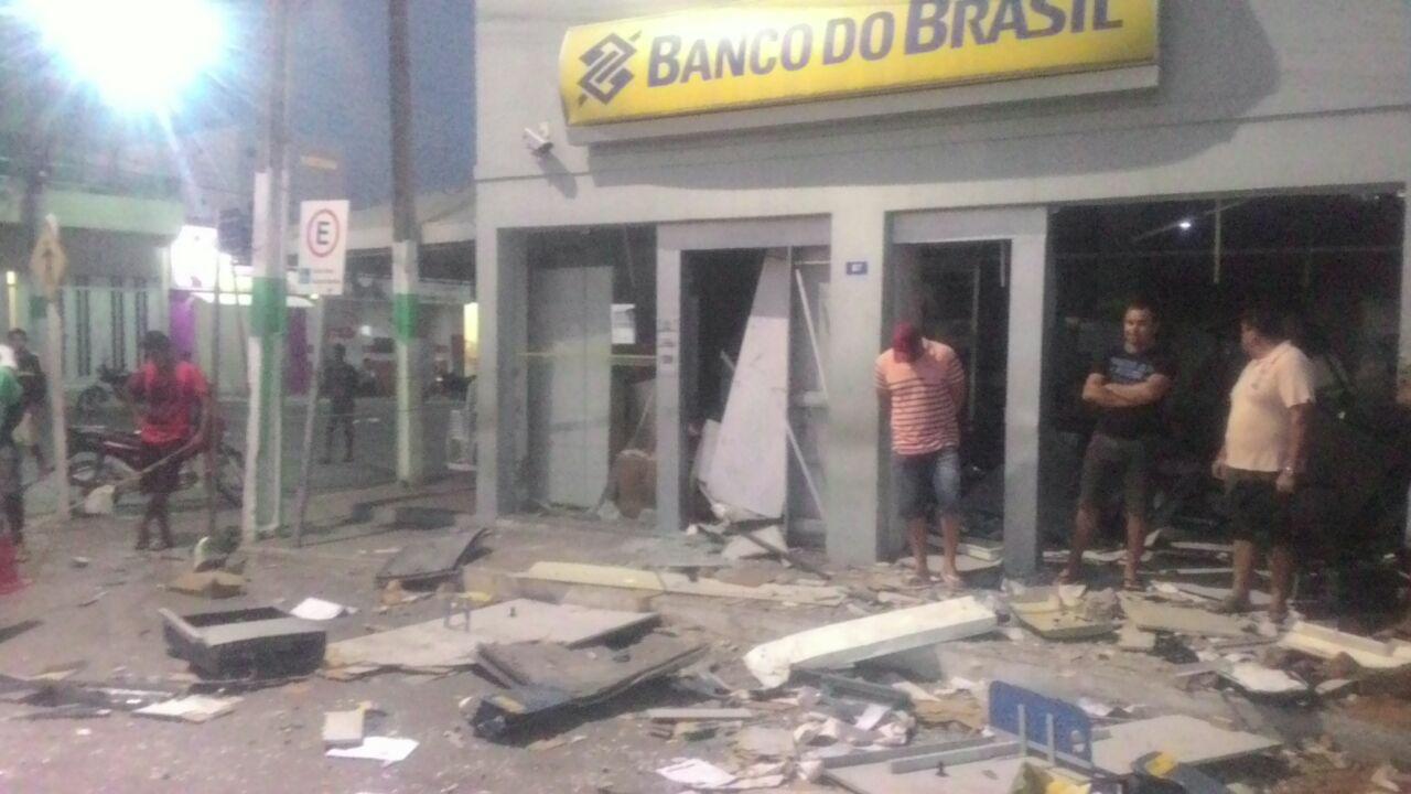 Bandidos explodem e destroem Banco do Brasil de Coronel João Sá nesta madrugada (Fotos)