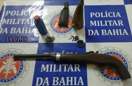 Homem só de cueca é preso por ameaçar vizinhos com arma de fogo em Jeremoabo, diz PM