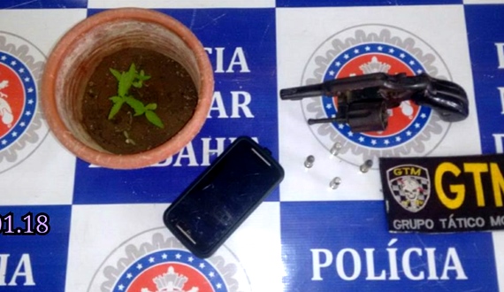 Menor suspeito de tráfico foi apreendido em Paulo Afonso: PM encontrou arma de fogo e vaso com maconha