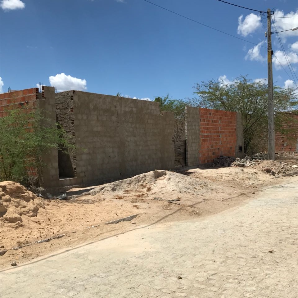 Vende-se terreno no Caminho dos Lagos já com sapata e todas as ferragens das colunas