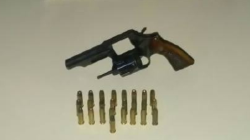 PRF apreende arma de fogo com condutor na BR-423 entre Paulo Afonso e Delmiro