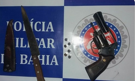 Vítima é baleada de raspão após tentativa de roubo em Glória; armas são apreendidas