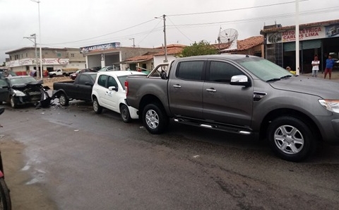 Quatro carros se envolvem em acidente na BA-210 em Paulo Afonso (Fotos)