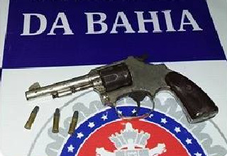 Suspeito de agredir ex-companheira é preso com arma de fogo