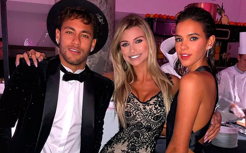 Celebridades e boleiros marcam presença no aniversário de Neymar