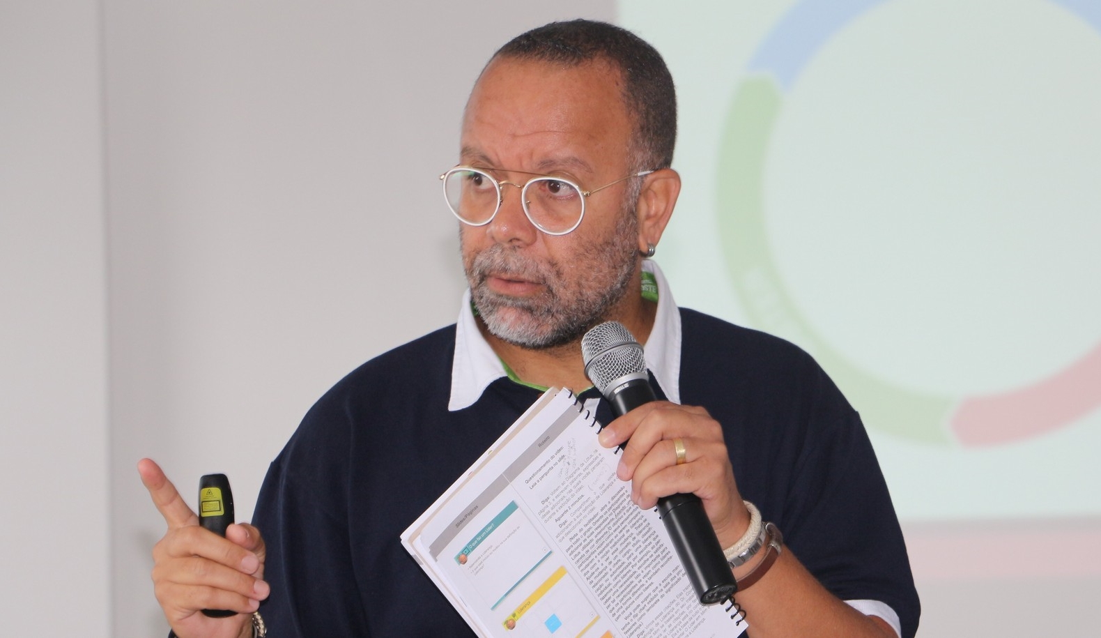 Colaboradores do Colégio Montessori recebem treinamento para o OLEM