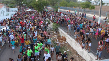 Milhares de pessoas participam do arrastão do Bloco Pompeu em Delmiro Gouveia