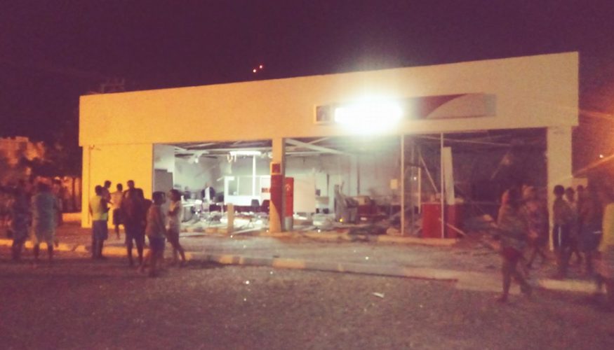 Bandidos explodem agência do Bradesco e atiram em viatura da PM em Chorrochó-BA
