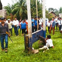 Prefeito não cumpre promessas e é amarrado em público