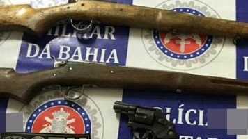 Dupla é presa por porte ilegal de arma de fogo na zona rural de Paulo Afonso