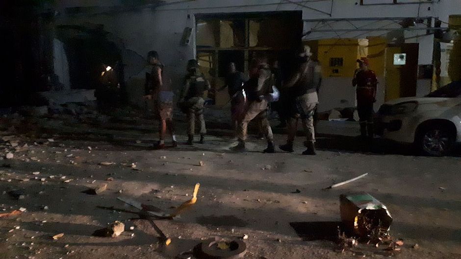 Bandidos explodem empresa de valores, segurança morre e quatro ficam feridos na Bahia (Vídeos)