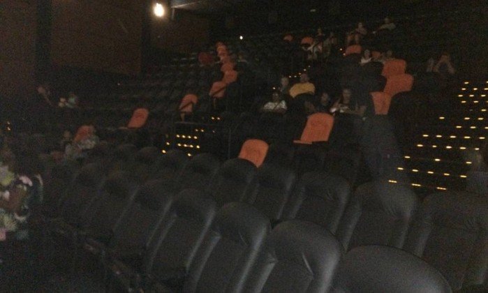 Sucesso de bilheteria, filme sobre Edir Macedo tem salas vazias