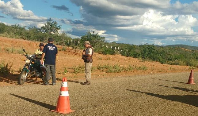 Operação Paz pela Paz em Macururé aborda veículos e transeuntes