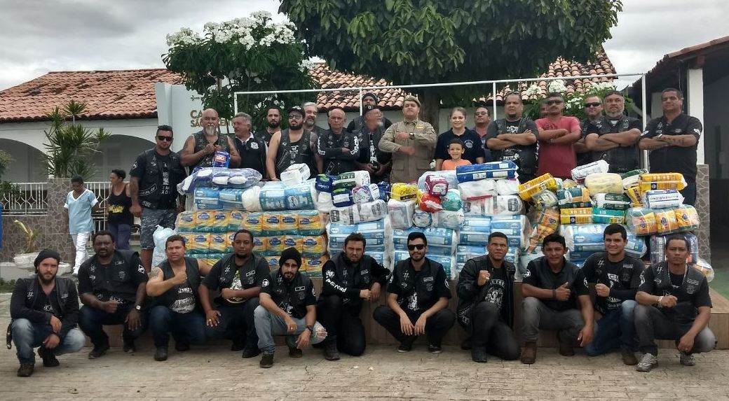 Policiais participam de entrega de donativos em Paulo Afonso