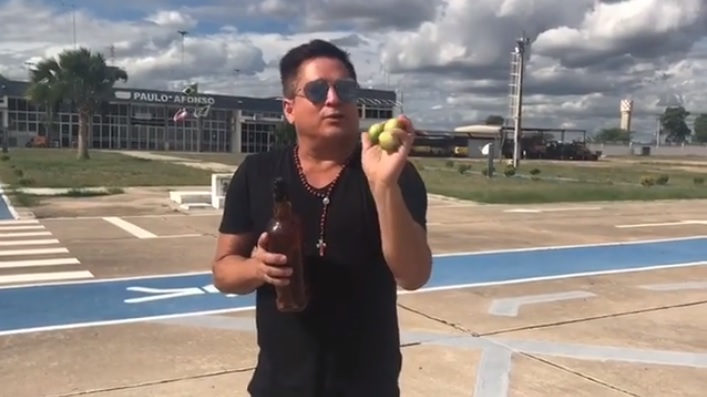 Cantor Leonardo grava vídeo no Aeroporto de Paulo Afonso e faz piada com a fruta Umbu