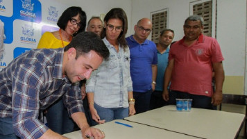 Prefeito assina Ordem de Serviço para início de obras de pavimentação da Agrovila 06 Jusante
