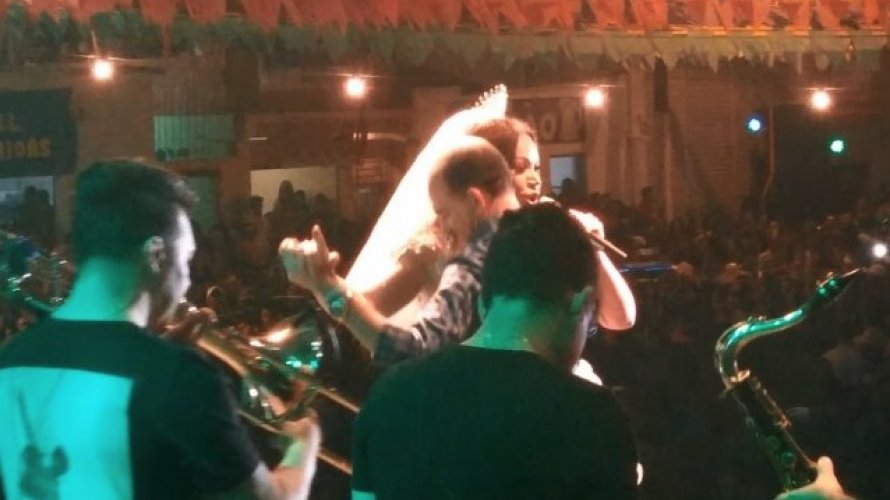 Prefeito da Bahia dança com Solange Almeida em palco e é processado pelo MPF