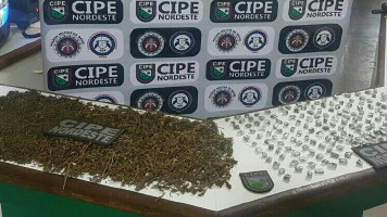PM apreende 316 porções de drogas e 600 embalagens de cocaína na região de Canudos