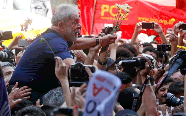 Lula finalmente se entrega à Polícia Federal e é preso em SP