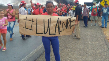 Em ato contra prisão de Lula, manifestantes fecham BR-110, entre Paulo Afonso e Santa Brígida