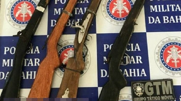 Suspeitos de praticar assaltos em Paulo Afonso são presos com armas de fogo