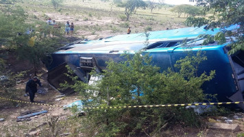 Duas pessoas morrem e 32 ficam feridas em acidente com ônibus de turismo na Rota do Sertão