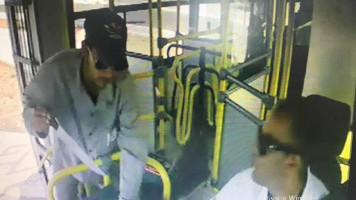 Vídeo: Bandido armado com faca rende motorista e assalta ônibus em Paulo Afonso