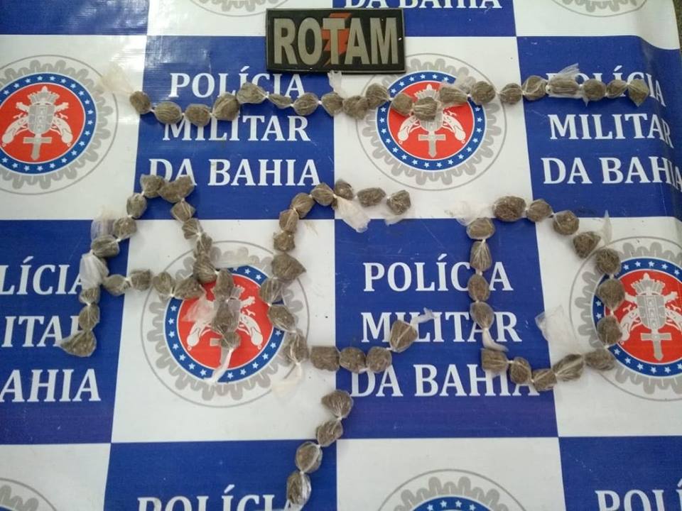 PM apreende 75 balinhas de maconha em bairro de Paulo Afonso