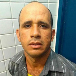 Homem é preso após colocar celular em banheiro feminino de igreja