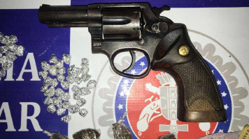 Polícia apreende suspeitos de tráfico de drogas com arma em Paulo Afonso