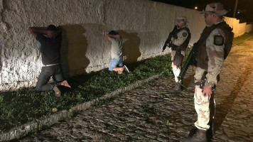 Assaltantes tombam com caminhão na BR-110 e acabam presos