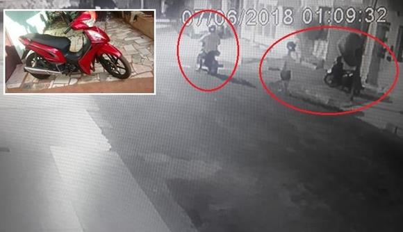 Vídeo flagra dupla furtando moto na calçada de casa, no centro de Paulo Afonso