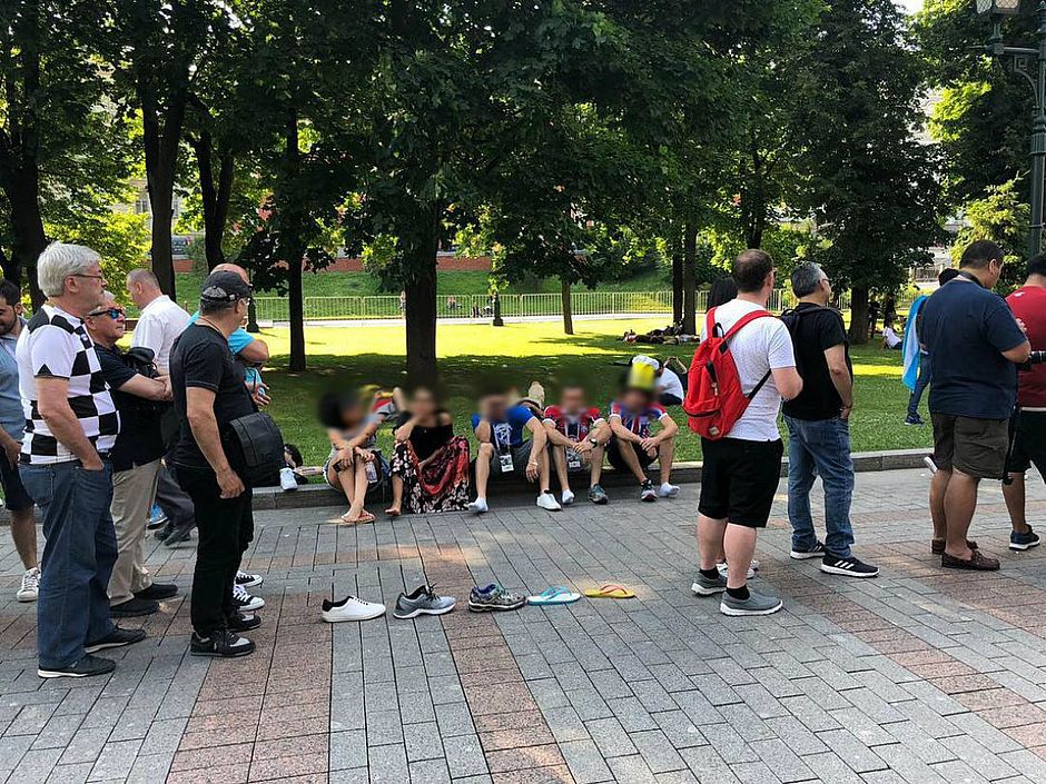 Baianos ‘bombam na web’ com foto na fila em Moscou